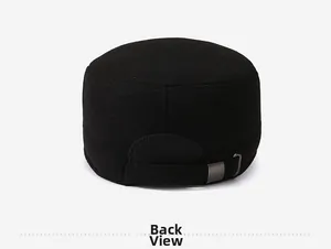 Rückansicht der schwarzen Winter-Military-Cap mit Metallschnalle und geripptem Stoffdetail