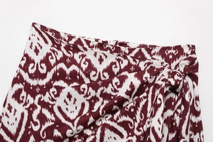 Detail eines Rocks mit burgunderfarbenem Ikat-Muster, Webstruktur und Taillenband