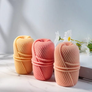 Macro-opname van garenbal kaarsen met realistische geweven textuur en zachte pastelkleuren