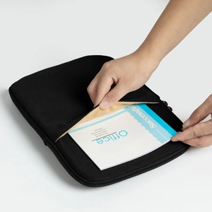 Dettaglio della custodia per laptop con morbida fodera in pile e chiusura a zip sicura