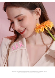 Broche ruban rose en émail portée sur vêtement pour la sensibilisation au cancer du sein