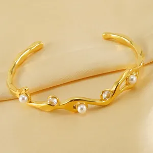 Bracciale Rigido Aperto Onda Irregolare Acciaio Inossidabile Placcato Oro 18K Con Künstliche Perle Di Imitazione E Zirconia Stile Retro