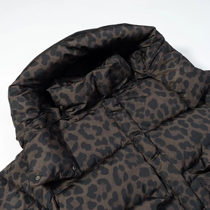 Damen 2025 Winter Leopard Print Kapuzenpufferjacke mit metallischen Druckknöpfen