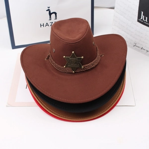 Gestapelte Vintage Cowboyhüte in mehreren Farben mit Sheriff-Sternen und geflochtenen Bändern