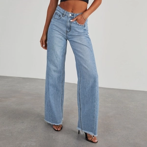 Pantalon en jean large à taille haute pour femme avec ourlet brut en bleu clair