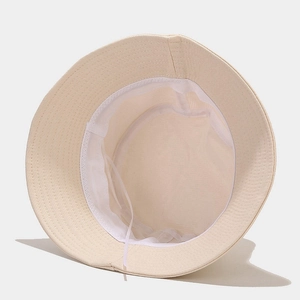 Dettaglio del cappello da pescatore in cotone con fascia antisudore e coulisse regolabile