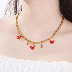 Détail du collier fraise avec cinq pendentifs fruits rouges et cristaux étincelants