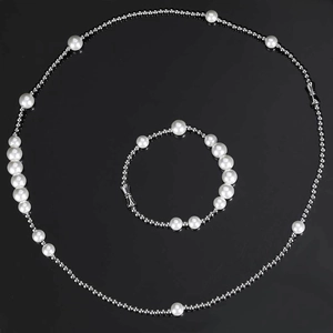 Detail of hip-hop necklace and bracelet set with silver beads and white pearls