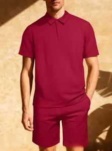 Dettaglio del tessuto a nido d'ape bordeaux sul completo da uomo con polo e pantaloncini