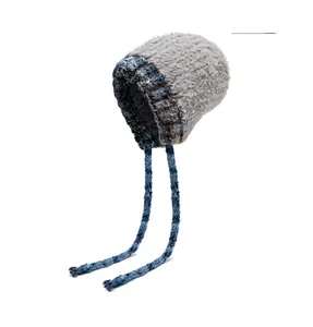 Vue détaillée de côté d'un bonnet en peluche gris avec cache-oreilles et fausse fourrure