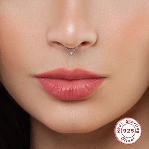 Anneau de septum en argent sterling S925 en forme de V avec zircon sur modèle