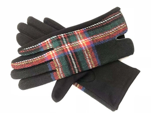 Detail von Winterhandschuhen mit klassischem schottischem Karomuster und schwarzem Wollstoff