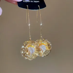 Boucles d'oreilles pendantes fleurs plaquées or 18 carats avec cristaux de zircon