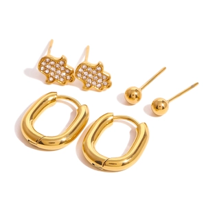 Dreiteiliges goldenes Edelstahl-Ohrring-Set mit Hamsa-Hand und U-förmigen Creolen