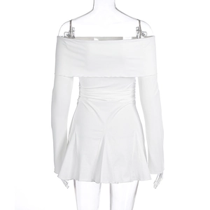 Détail de la mini-robe blanche à épaules dénudées avec ourlet plissé et manches évasées