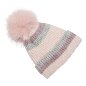Détail du bonnet en tricot rayé rose et gris avec un pompon en fausse fourrure