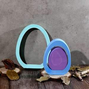 Dettaglio di stampi in silicone a forma di uovo cavo per decorazioni pasquali in resina