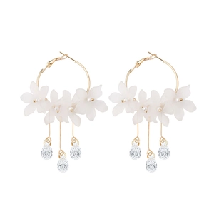 Boucles d'oreilles créoles dorées avec pétales de fleurs blanches et cristaux gouttes