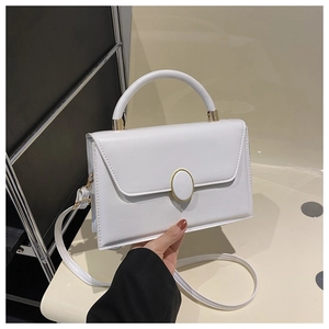 Détail d'un sac à main rectangulaire blanc en similicuir avec des ferrures dorées chic