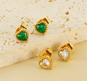 Details von Herzohrsteckern mit grünen und weißen Zirkonia und goldenen Perlenkanten