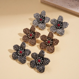 Drei Paar Vintage Blumen-Ohrstecker mit glitzernden Strasssteinen und roten Zentren