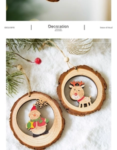 Detailansicht der hölzernen Weihnachtsanhänger mit Schneemann und Rentier Motiven