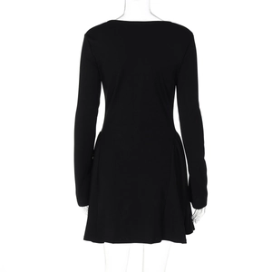 Vue arrière d'une robe noire moulante à manches longues avec taille cintrée et plis fins