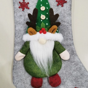 Vue détaillée d'une chaussette de Noël en feutre gris avec un gnome festif en 3D