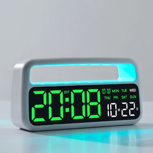 Detalle de reloj digital LED con pantalla verde y luz de ambiente en color cian