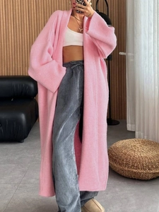 Manteau long en maille rose pour femme avec coupe ample et tissu doux pour l'automne