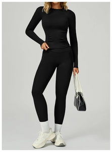 Schmal geschnittenes schwarzes langärmliges Yoga-Top und High-Waist-Leggings-Set