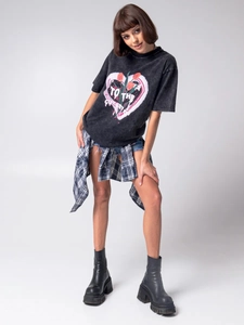 Vintage ξεπλυμένο μαύρο oversized T-shirt από 100% βαμβάκι με γραφικό καρδιάς