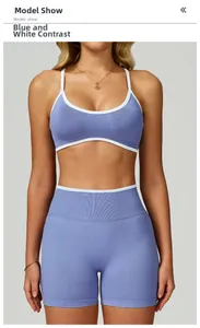 Detail eines nahtlosen Sport-BHs und Shorts mit weißer Paspelierung in Blau