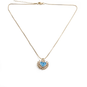 Détail du collier cœur doré avec pendentif smiley bleu et contour en cristaux brillants