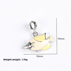 Détail du pendentif poisson en argent avec émail jaune et pierre de zircone claire