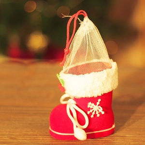 Détail de la botte de Noël rouge avec filet blanc et motifs de flocons de neige