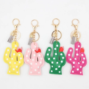 Détail de quatre porte-clés cactus en cuir PU coloré avec glands et fermoirs dorés