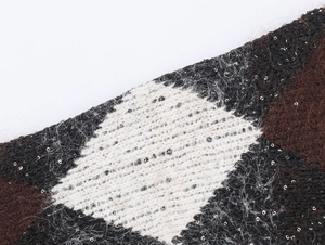 Nahaufnahme von Rautenstrickgewebe mit weicher Mohair-Textur und Silberpailletten