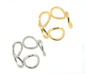 Detalle de anillos geométricos entrelazados en oro y plata con banda abierta ajustable