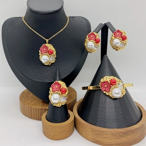 Gioielli In Acciaio Inossidabile Collana Bracciale Orecchini Anello Per Donna Con Perla Artificial Fiore In Smalto Strass Floreale Lusso