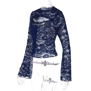 Detail van donkerblauwe kanttextuur en hol borstontwerp op de slim fit top met lange mouwen