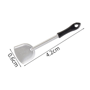 Miniatuur zilveren metalen spatel van 4,2cm met zwart handvat voor poppenhuis decor