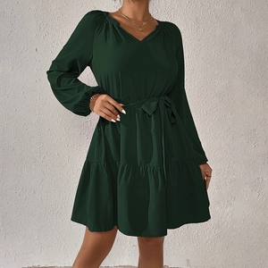 Abito a maniche lunghe verde scuro con scollo a V, cintura in vita e orlo a balze