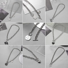 Collage de neuf colliers hip-hop argentés avec divers pendentifs cœur et ronds
