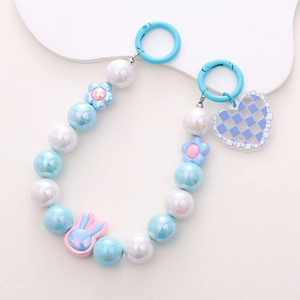 Bijou de téléphone en perles bleues avec lapin et pendentif cœur en damier