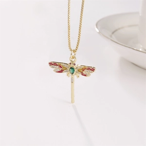Collier pendentif libellule plaqué or avec gemme verte et ailes en émail rouge