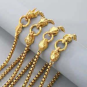 Detail von vier Goldketten mit Drachen-, Löwen-, Schlangen- und Totenkopfanhängern
