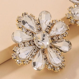 Elegant gold flower stud earrings with sparkling crystals for luxury vintage style