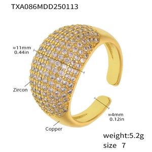 Détail montrant les dimensions de la bague en cuivre plaqué or 18k avec zircons et largeur 11mm