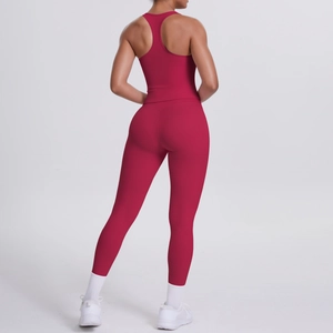 Détail du haut de sport dos nageur bordeaux et du legging taille haute sur le modèle